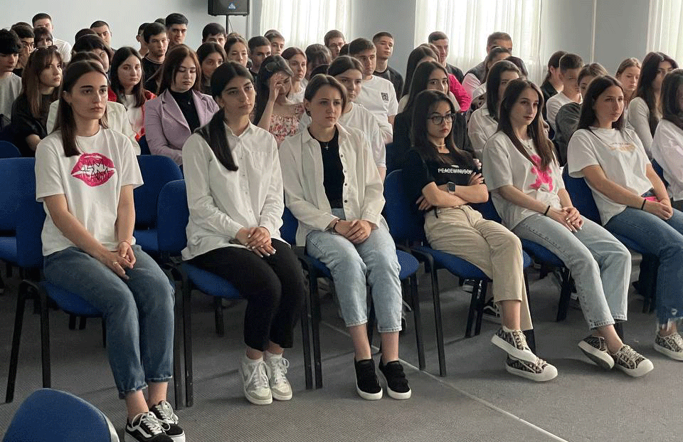 Студенты Владикавказского колледжа управления побывали на тематическом кинопоказе, посвященном Дню Победы.