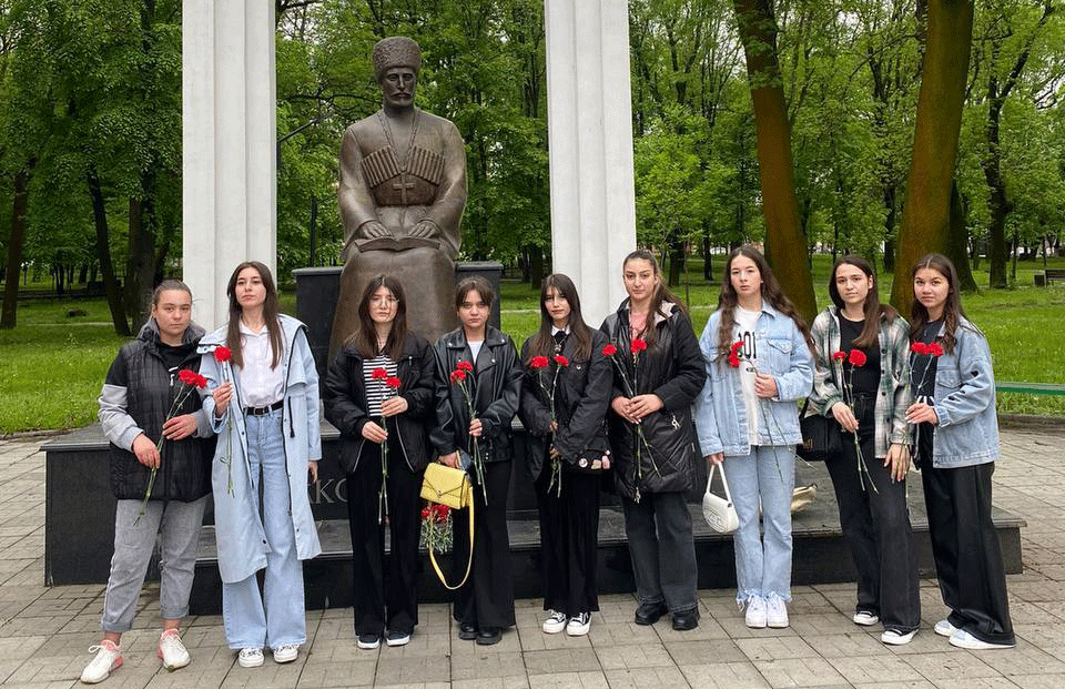 Студенты Владикавказского колледжа управления в День Осетинского  языка и литературы возложили цветы к памятникам классиков осетинской литературы.